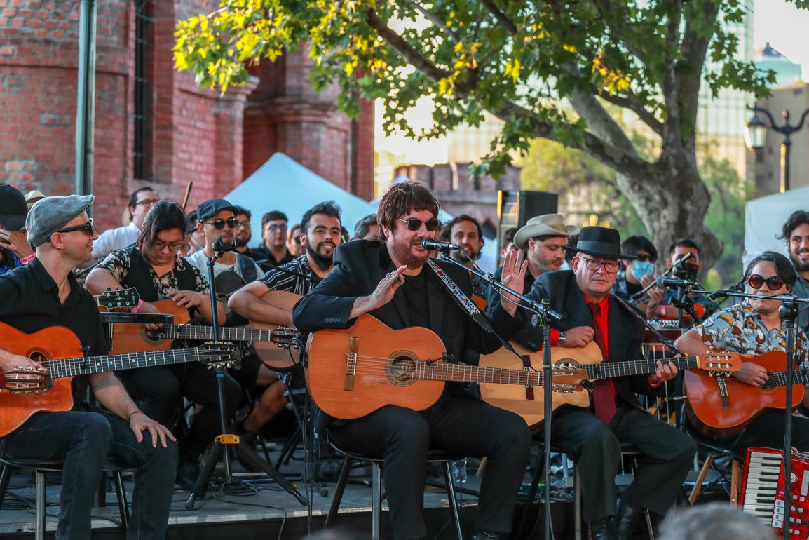 100 GUITARRAS POR ROBERTO PARRA